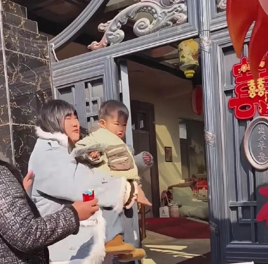 朱之文的孙子朱发顺长大以后绝对不会像朱小伟一样腼腆，见人不好意思说话。因为这个孩