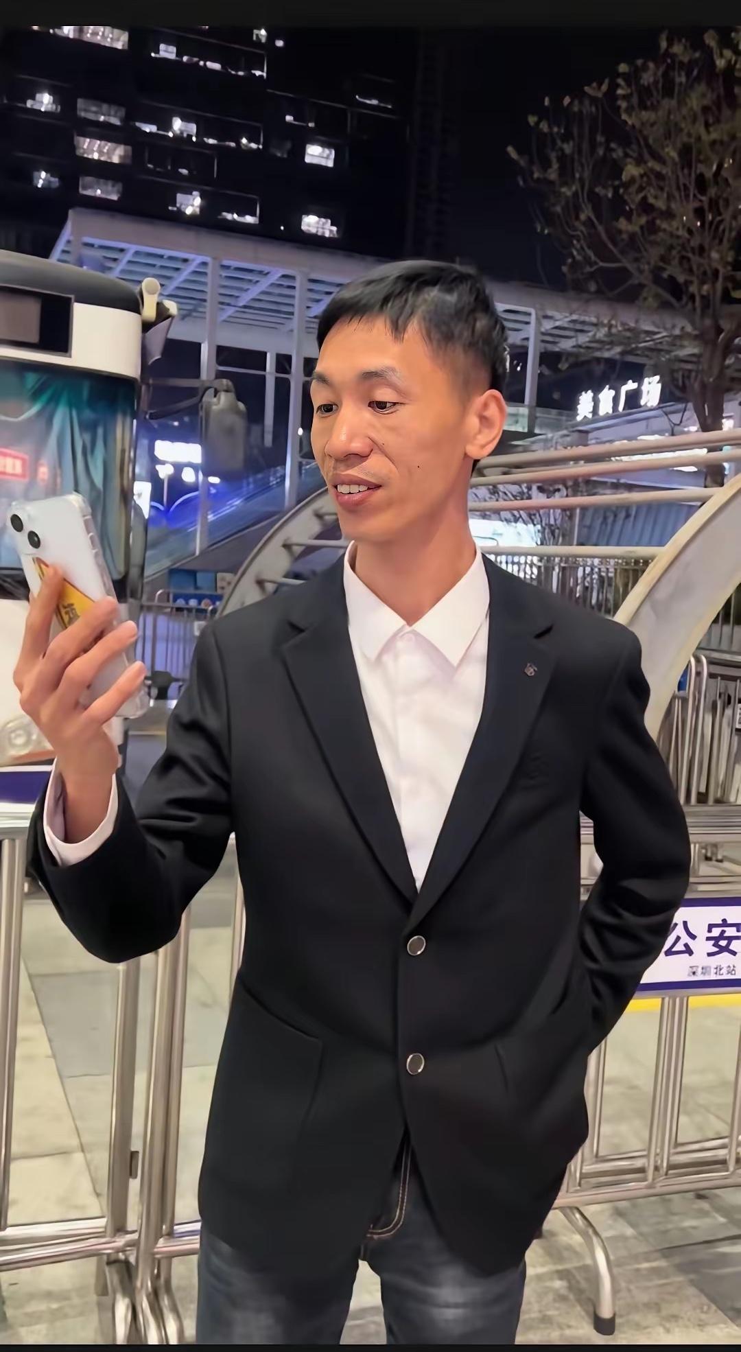 李鑫平安抵达深圳北，刚下车就先给姐姐报了平安，养姐亲自开车接他回家，一进门他就赶