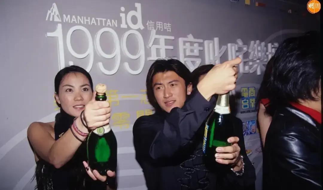 19岁谢霆锋盯王菲的眼神，藏了25年秘密1999年颁奖礼，他刚成年，她已天