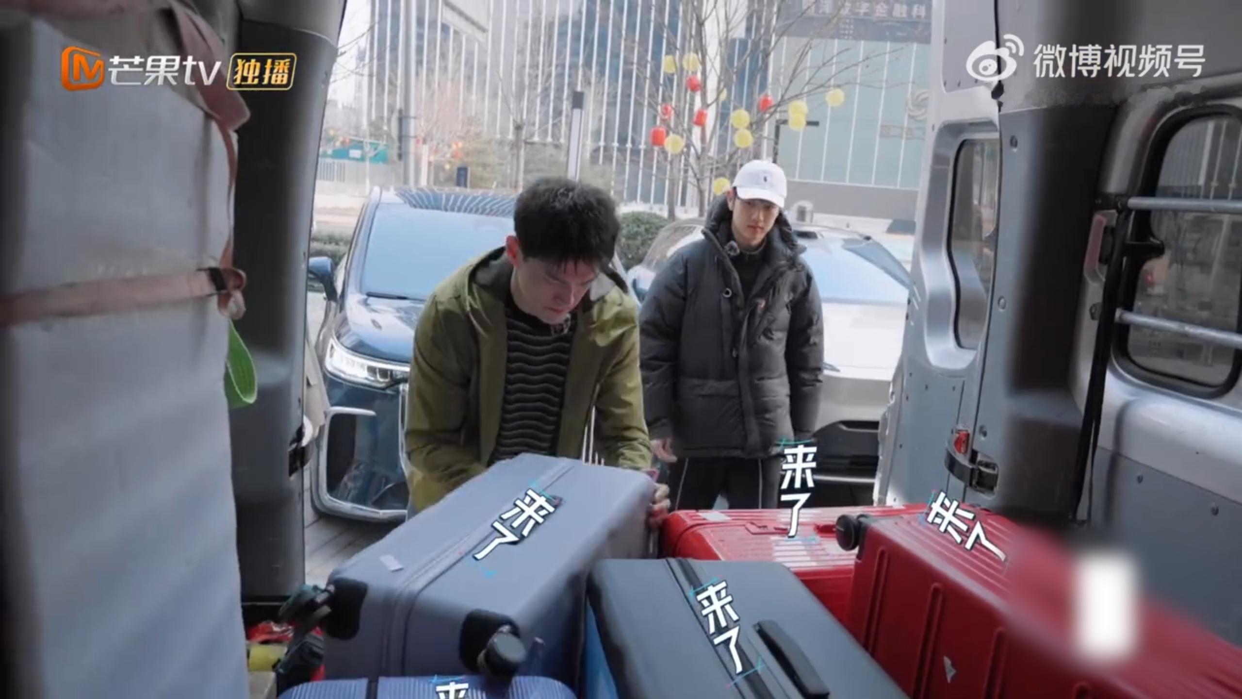 孙杨我来我来我来孙杨领队的安全感拉满从第一个箱子到最后一个箱子，孙杨的“我来”