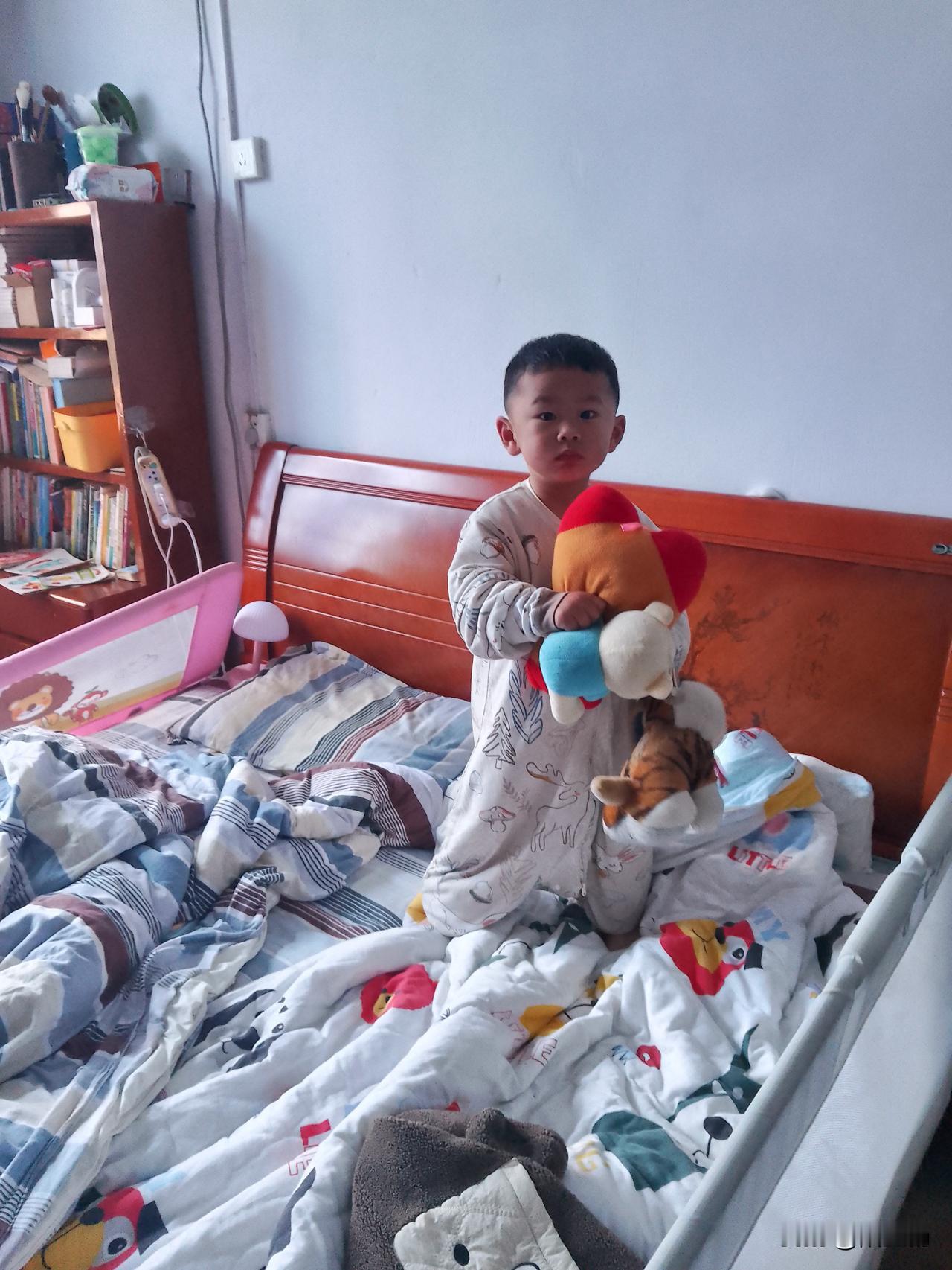 孙儿睡前怪招频出，戒了一癖生一癖，有没有宝宝同样的？小孙木子自出生至今两岁余
