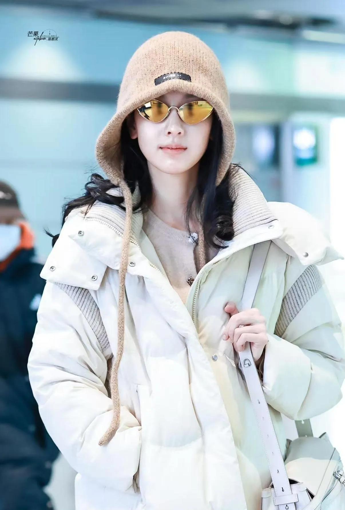 陈都灵把长款羽绒服穿得好高级陈都灵机场私服绝了！米白长款羽绒服搭驼色针织衫