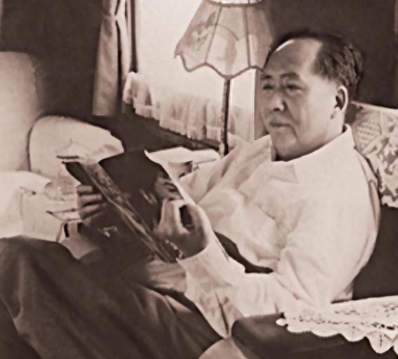 1950年一干部看望毛主席，主席向陈毅介绍，陈毅：我们早是一家人啦！1937年