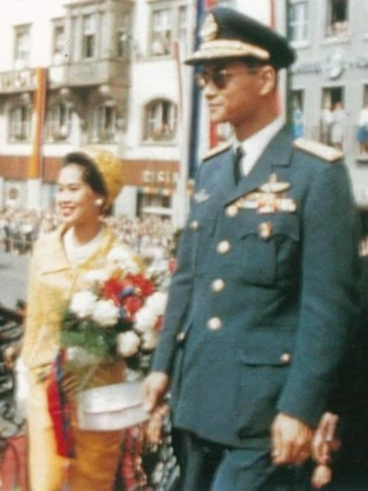 普密蓬和诗丽吉1960年访德，简直是万人空巷 1960年7月26日，普密蓬国