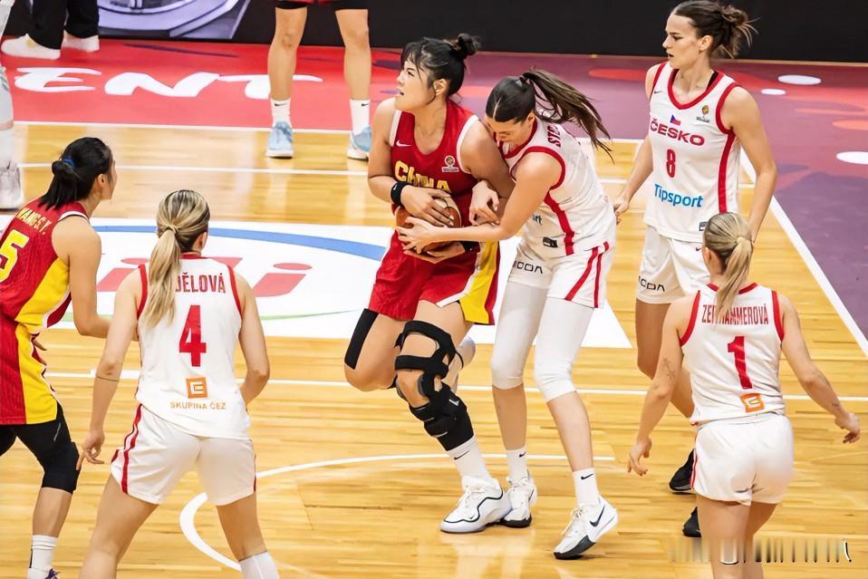 时隔12年再进世界杯，捷克女篮向中国队比心感谢。一场咱们已经提前晋级的比赛，
