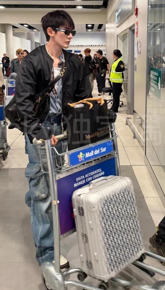 邓为这是瘦了出去旅游一趟脸都小一圈