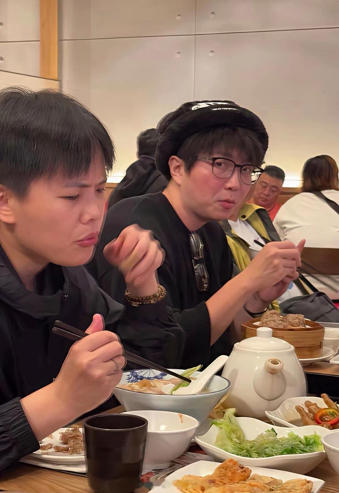 网友吃饭竟然遇到毛不易，奇怪的是他的脸为什么那么红？