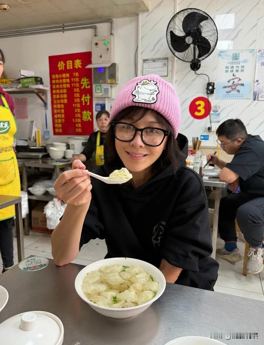 刘嘉玲回老家苏州参加活动，带着妈妈和好友，在苍蝇馆子吃云吞。她戴着一顶粉色帽子