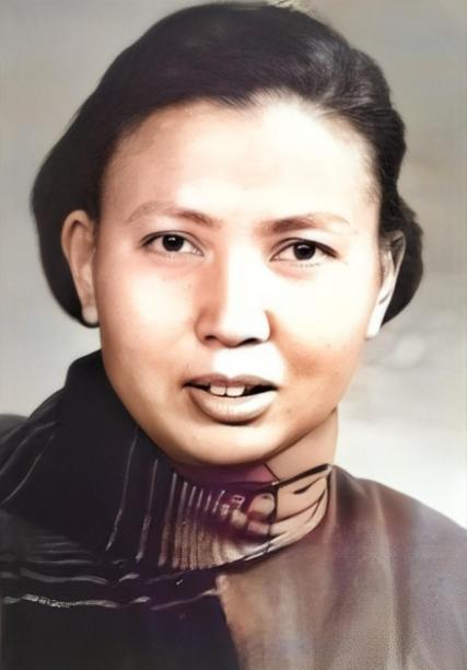 1941年，“双枪老太婆”莫林被俘，眼看就要被活埋。敌人问她：“你认识莫林吗？”