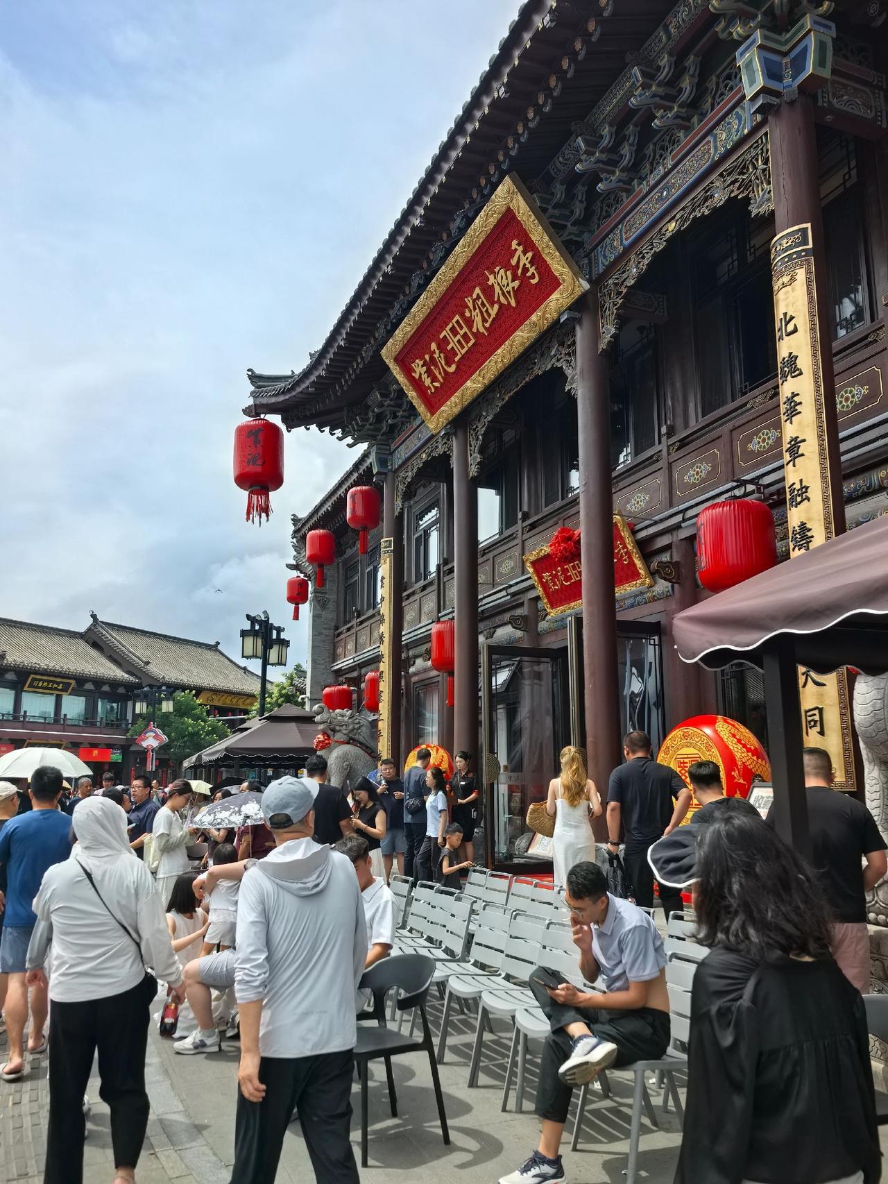 大同古城里所有的饭店都在排队，此盛况放在10年前没人会想到现在这么火逛古城吃美
