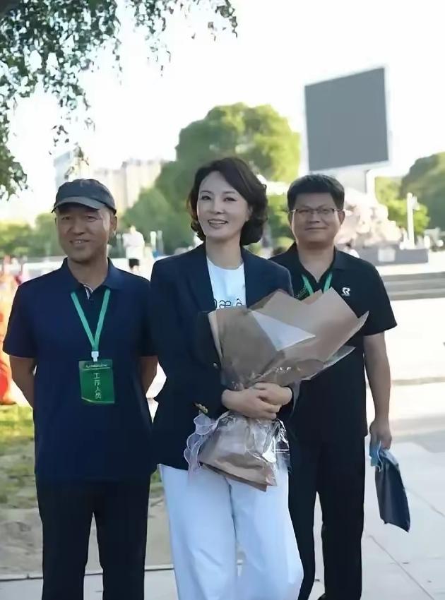 离开央视后的短发女主持状态惊艳！活动现场手捧鲜花，笑容温柔松弛。身旁两名工作人