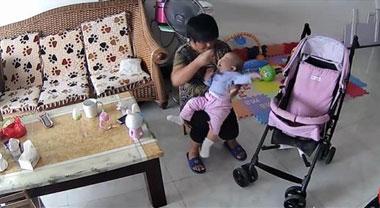 保姆一个人看孩子, 家人无意中的发现, 才明白宝宝为什么总是生病!