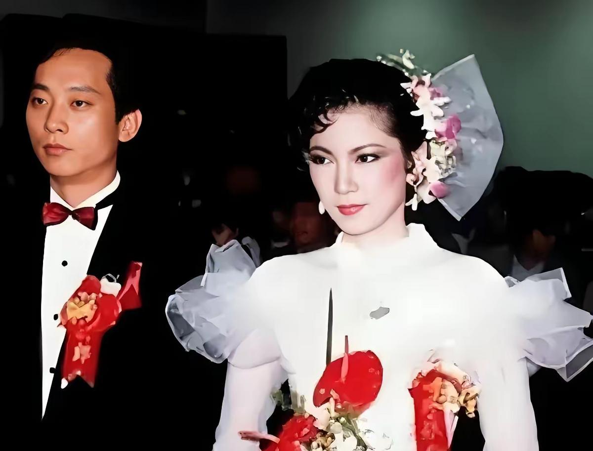 1985年，叛逃至台湾的飞行员萧天润娶了台湾美女主播张德芬，并获得了3000两黄