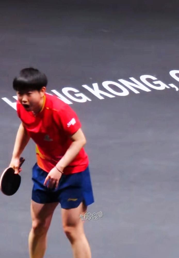 就是这个球让莎莎表情巨变，得有多疼才让莎莎露出这么痛苦的表情，太让人揪心