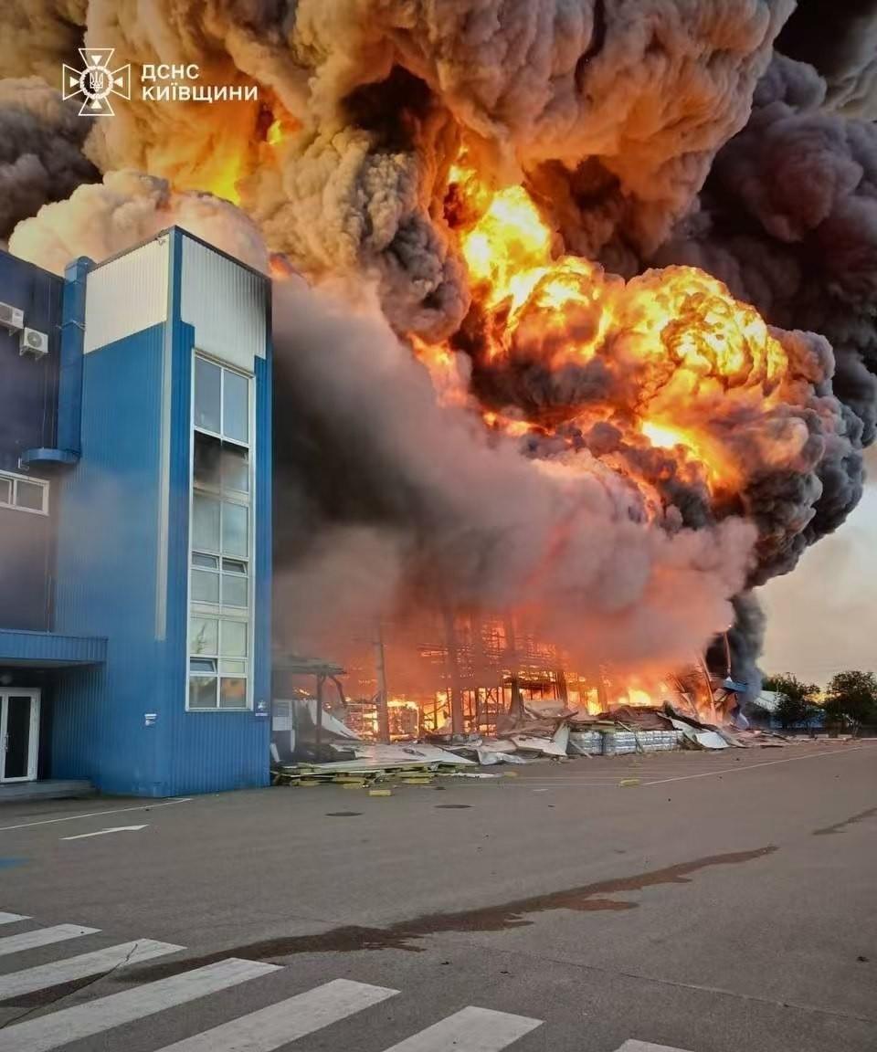 基辅陆军总部炸塌了，商场炸了，污水处理厂毁了，地铁站出现坍塌迹象。很多人以为这是