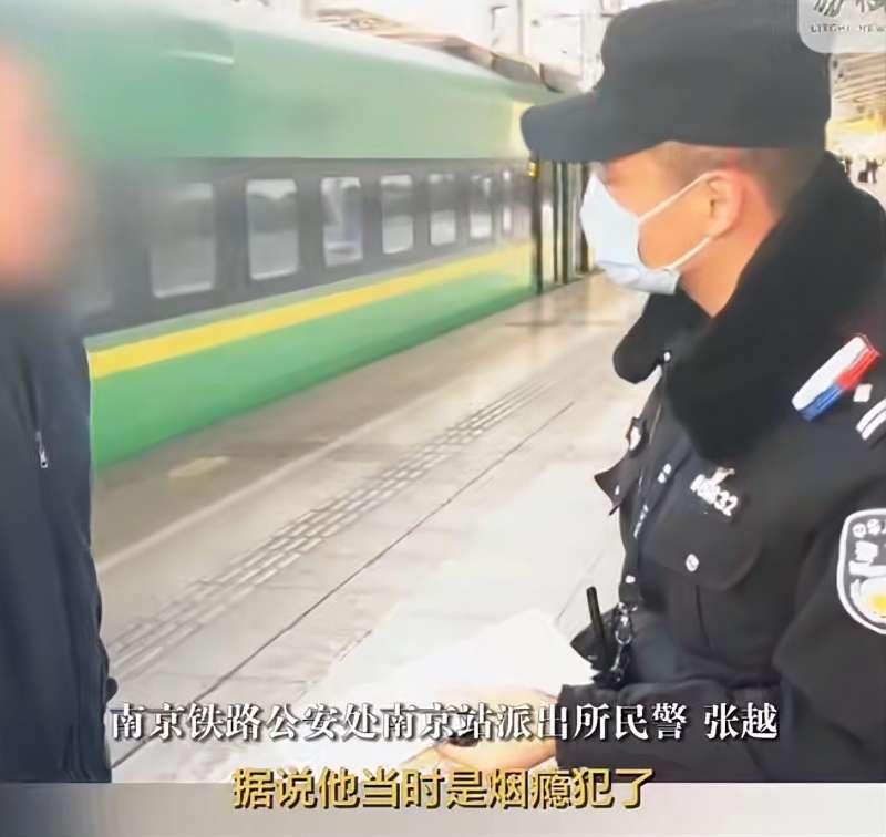 高铁卫生间偷吸一口烟，整趟列车被迫晚点！代价有多大？近日，一名男子在乘坐高铁