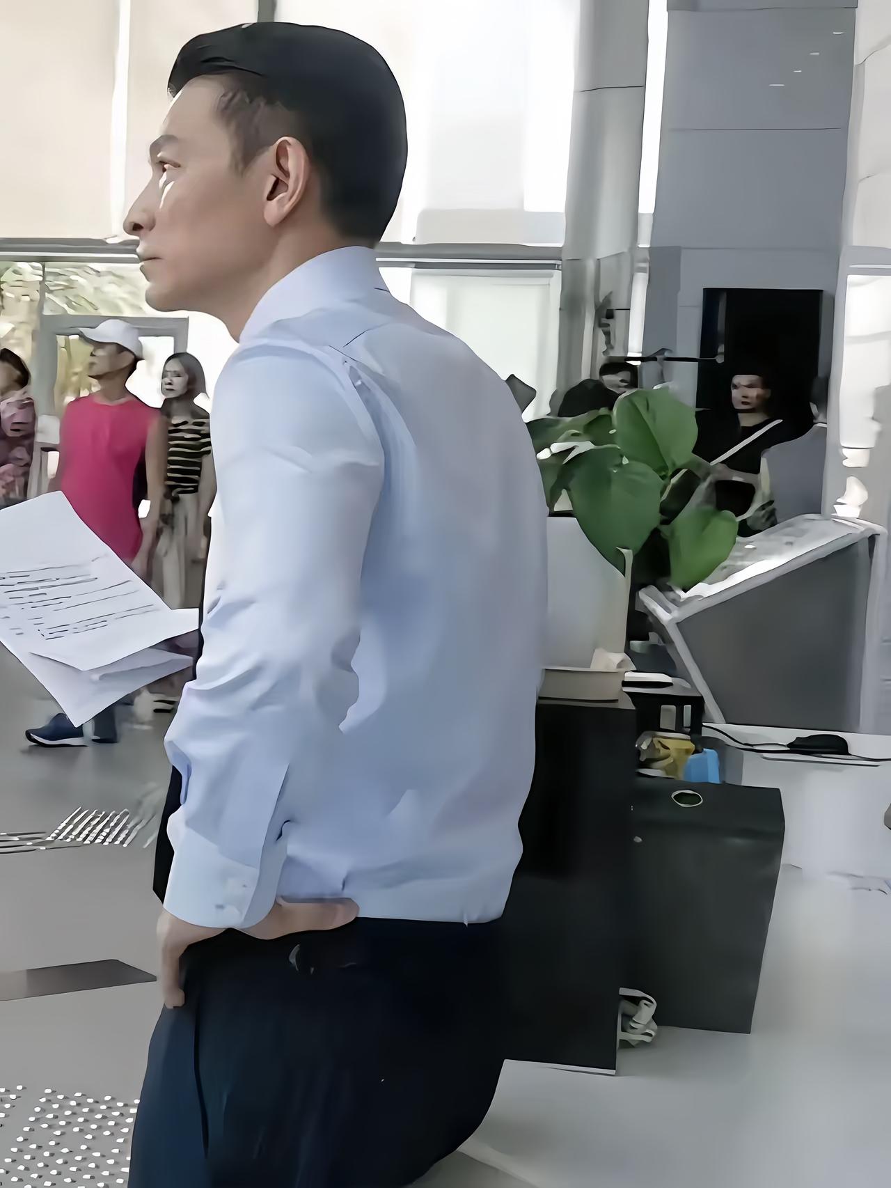 刘德华这个背影，真的很不错，给人一种帅气又儒雅的感觉，有着公司老板的风范。6