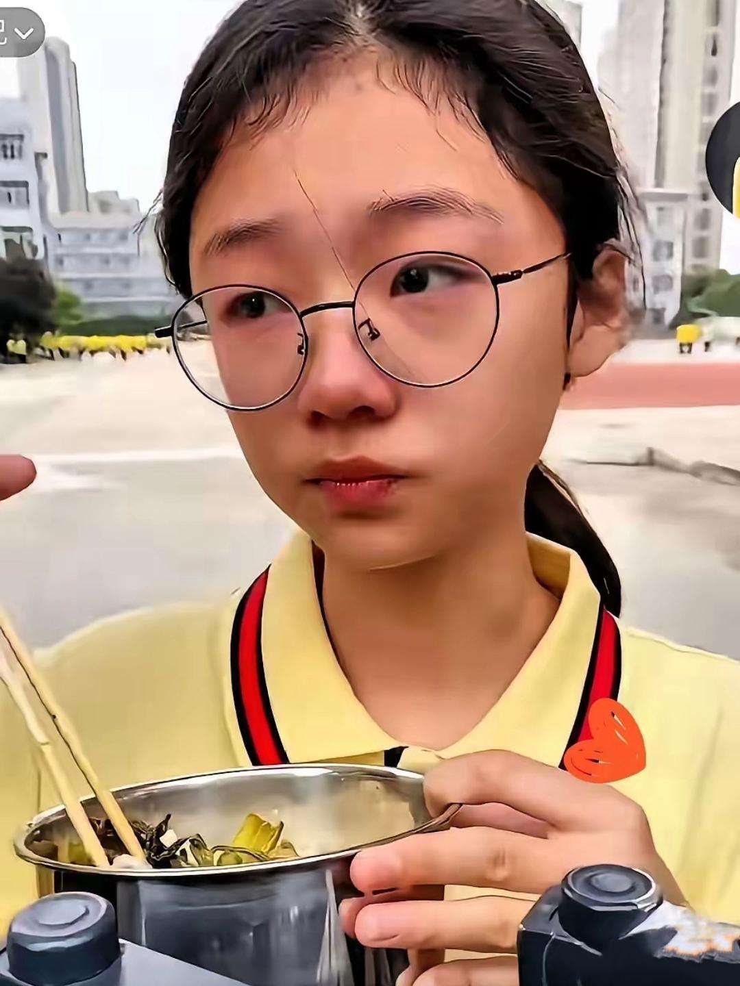 江苏13岁女孩低头掩面落泪！最动人的亲情，是姑姑倾尽所有的偏爱江苏盐城13