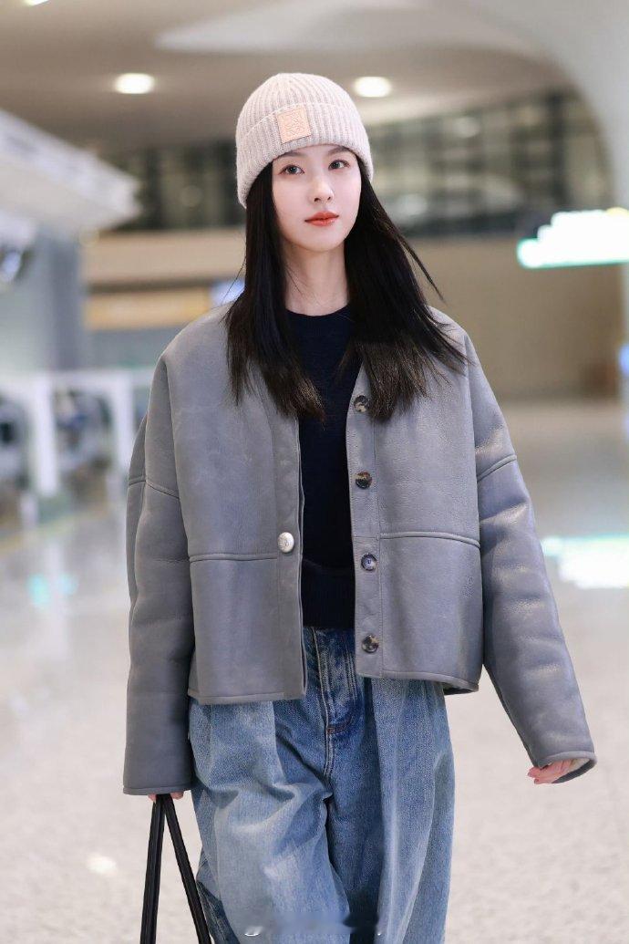 陈都灵机场出发造型图，即将出席罗意威海外活动​​​