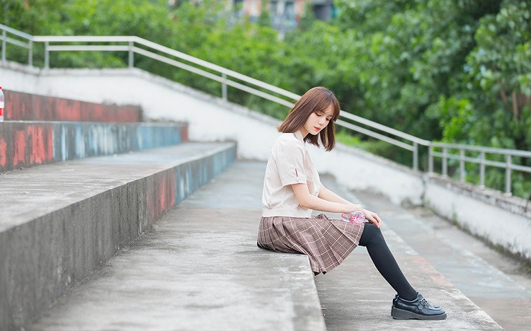 男人见到喜欢的女人，会有这几种反应：1、身体失控，总想和你亲昵；2、有强烈的