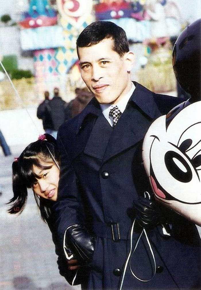 泰王当惯了单亲父亲，不管是大小公主还是提帮功，物质生活优越的他们童年还是有快乐的