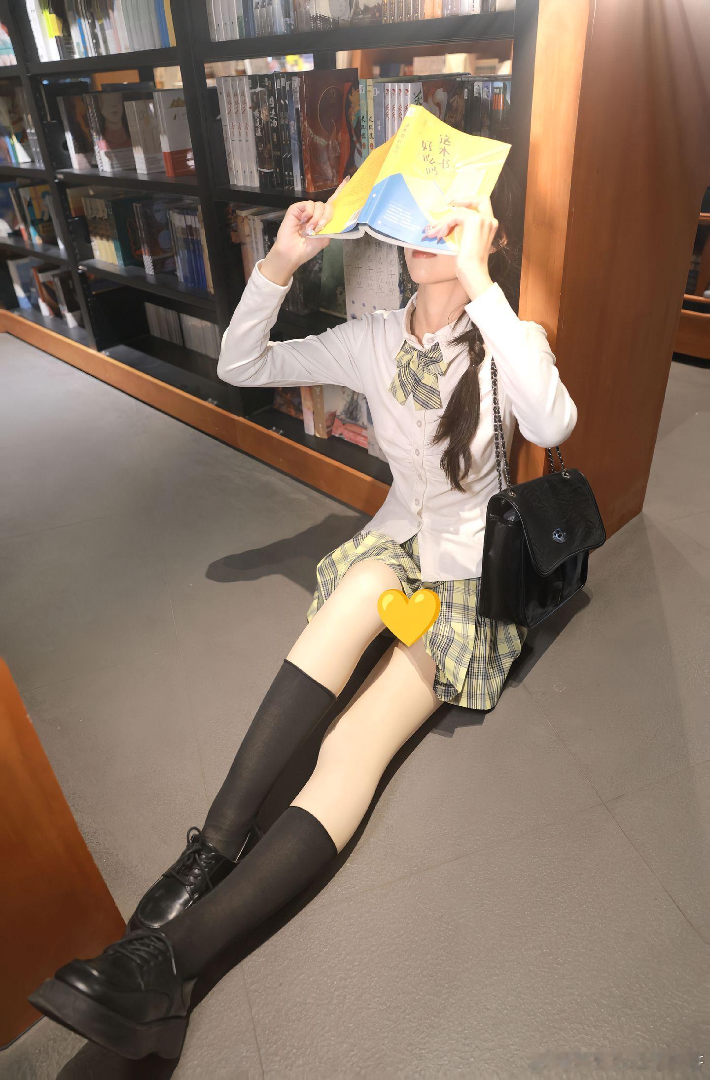 图书馆里的jk少女，戴上眼镜更显气质～​​​