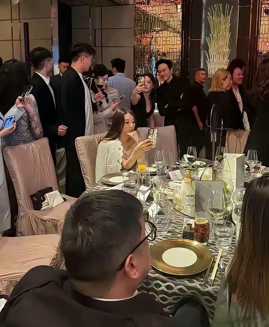 郭富城携方媛聚会画面曝光，正如袁咏仪所说，方媛常常就是一个人坐着玩手机。其实，能