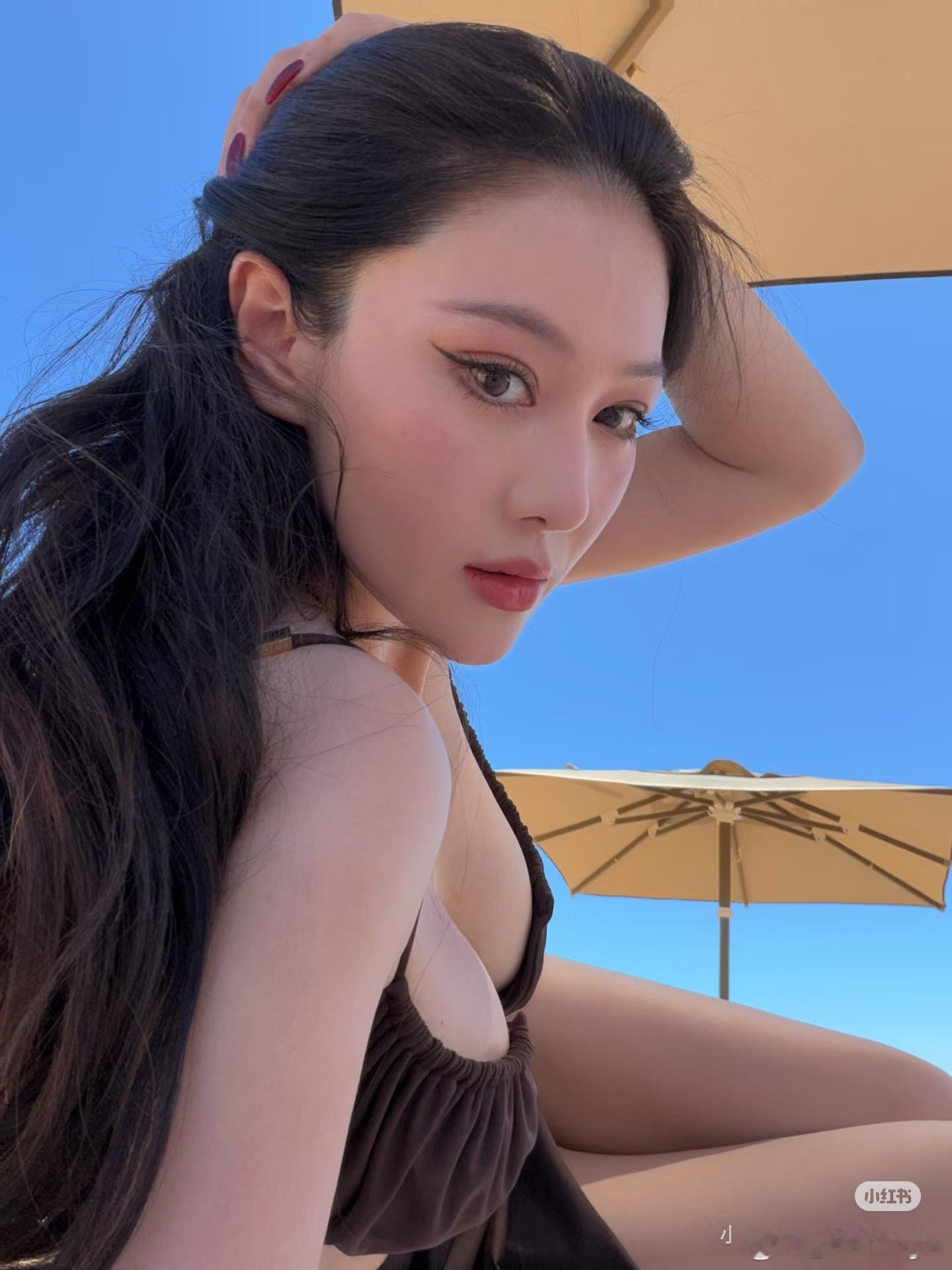 每次刷到张馨予的美貌我都想问她剪短头发那几年到底是在干嘛啊，短发不是不美，就是太