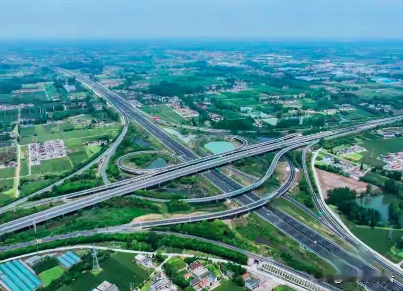 看来晚一年建设，成本就要飙升不少。京沪高速公路新沂至江都段约25