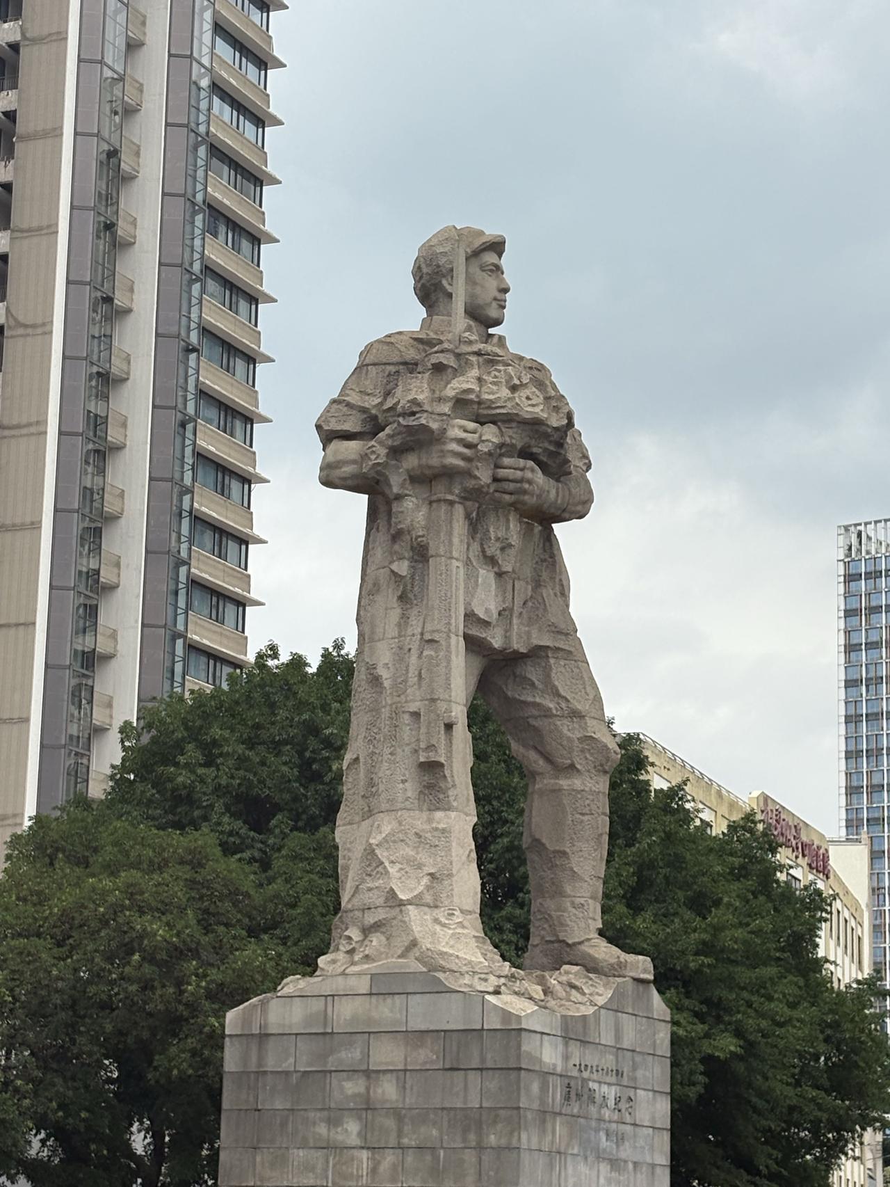 现在不管你去哪个城市旅游，都是一样的城市森林，一样的水泥建筑，一样的车水马龙，一