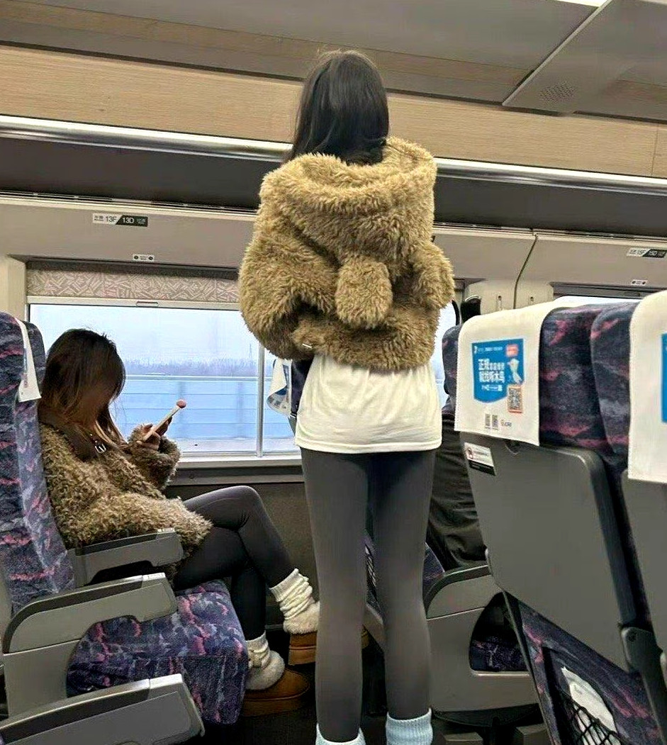 地铁上看到的铅笔腿，女孩