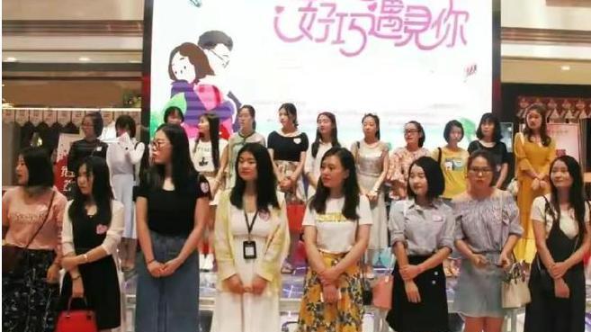 “中年女人醒醒吧，别以为年轻人喜欢你，是因为你漂亮，更不是因为你显年轻。在年轻人