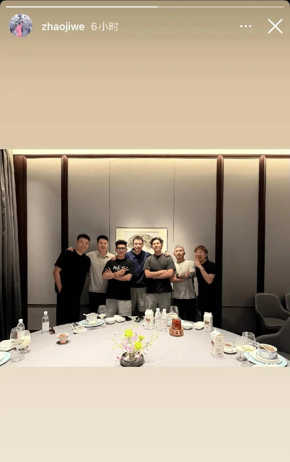 赵继伟外网社交平台发布飞到深圳与好友相聚照片引起球迷猜测！最近郭艾伦的采访视频