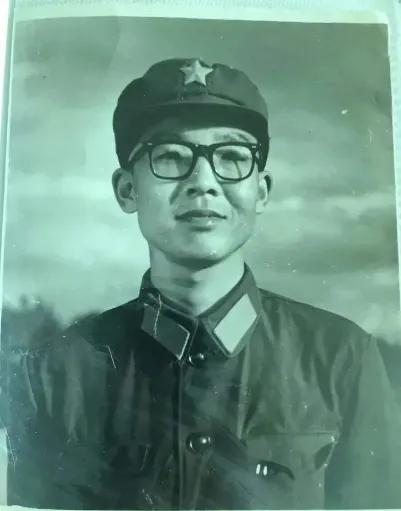 朝鲜战争时，我军一名女兵被美军的炮弹炸得粉碎，战友在河沟里找到了她的两个辫子，辫