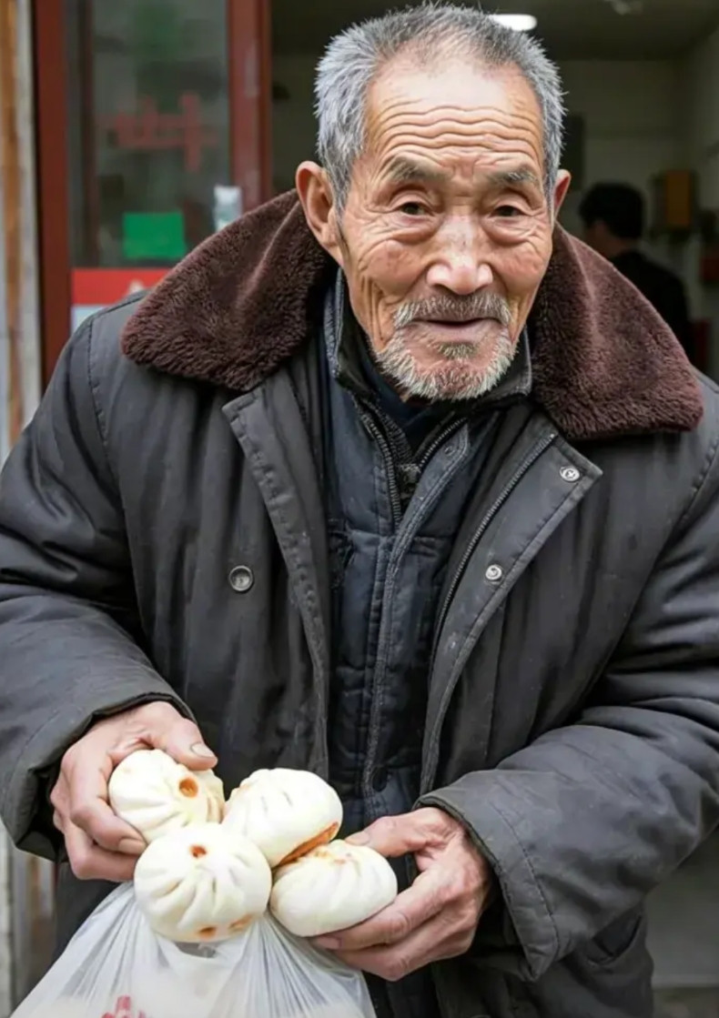 山东青岛一饭店，一位老人进来，点了5个包子。接过包子后，他转身就走，并未付钱。路