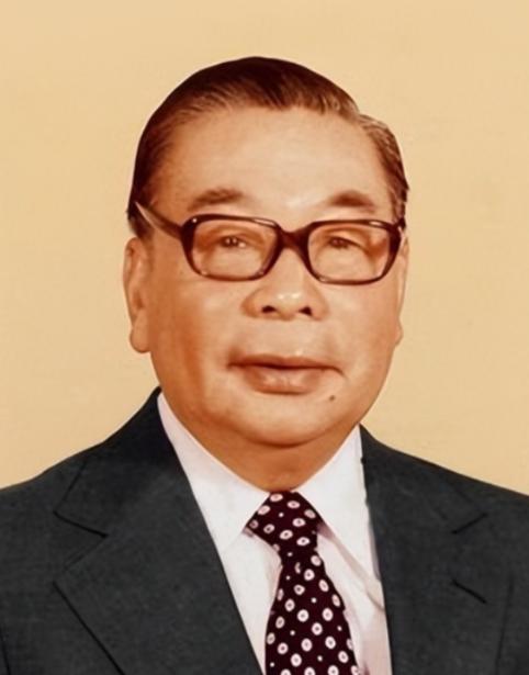 1996年，李登辉上台后撤掉蒋氏父子的陵墓守卫，并且让人大肆破坏老蒋的雕像，宋美