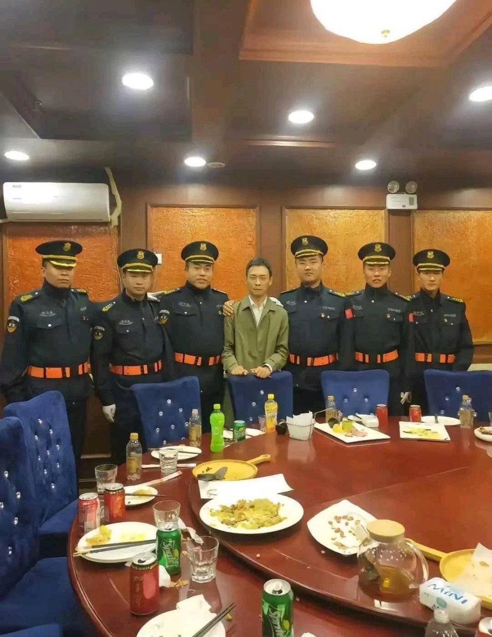 这合照张译看了都瑟瑟发抖，仔细一看，原来是保安…