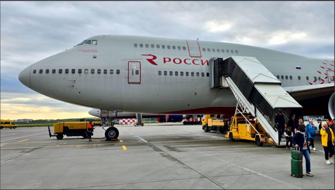 一架从莫斯科飞往古巴的航班，乘客都上了飞机，甚至发动机都已经启动了，却突然接到通