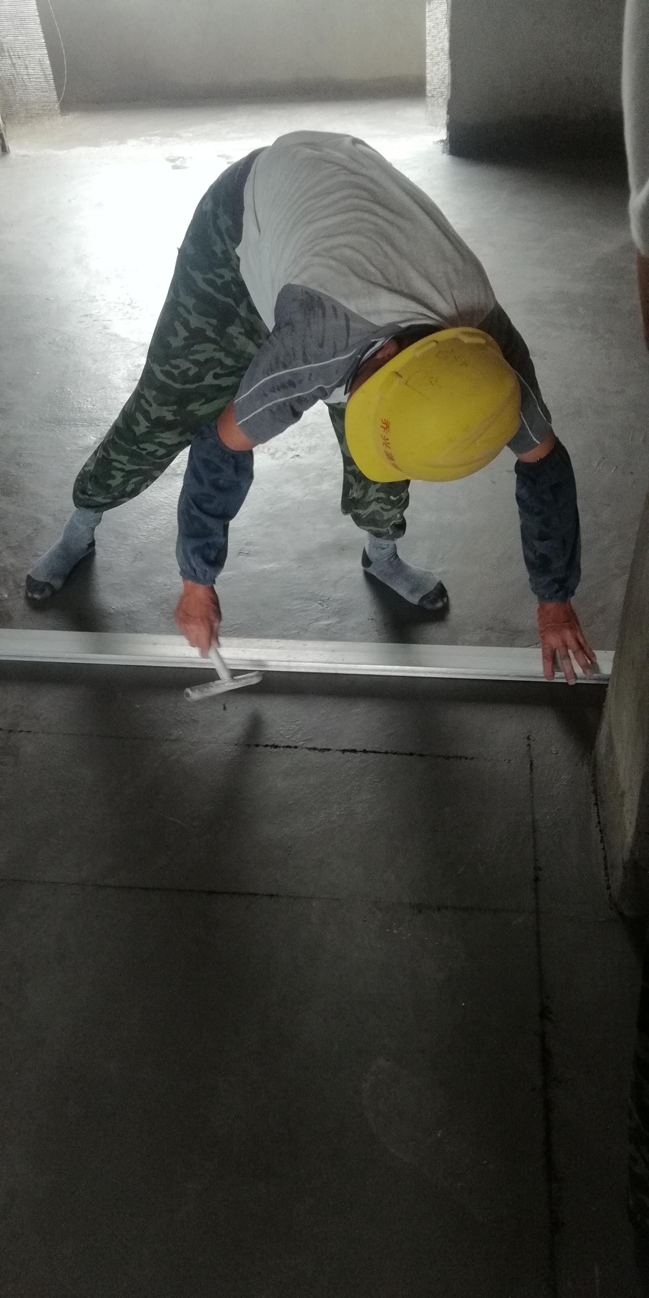 刚才还在谈笑间，突然邻居来了和我说了她自己的最近的困惑，她说：我家那口子是个瓦工