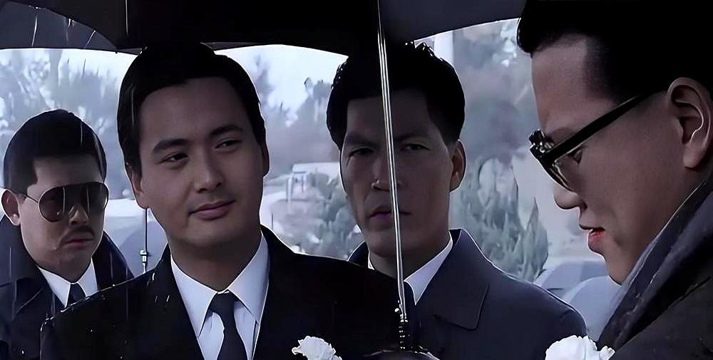 王晶在直播里翻出87年《英雄好汉》的片段，指着万梓良说‘这人才是疯子天才’当年周