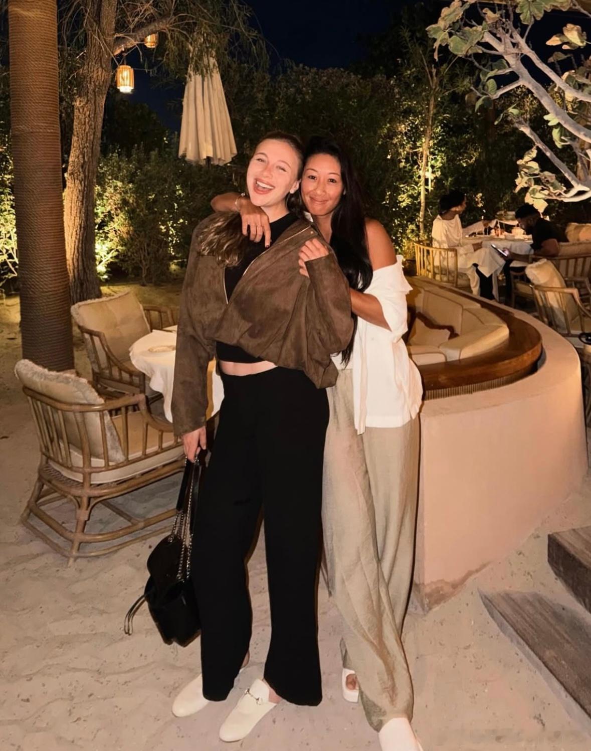 阿尼西莫娃在迪拜，和韩天遇+和团队四人师徒wta