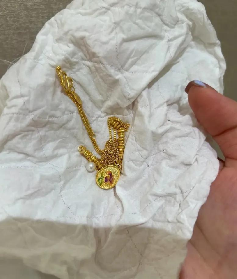 今天去金店，柜姐一看到我用纸包得金子，立马说我：以后绝对不能这么做.这话像