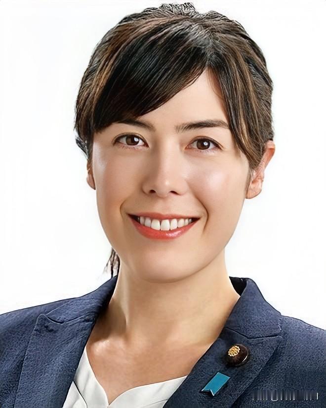 小野田纪美，42岁，美国芝加哥出生，父亲是美国人，母亲是日本人。据说也算是安倍门