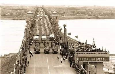 历史上的今日“一桥飞架南北，天堑变通途”1957年10月15日，武汉长