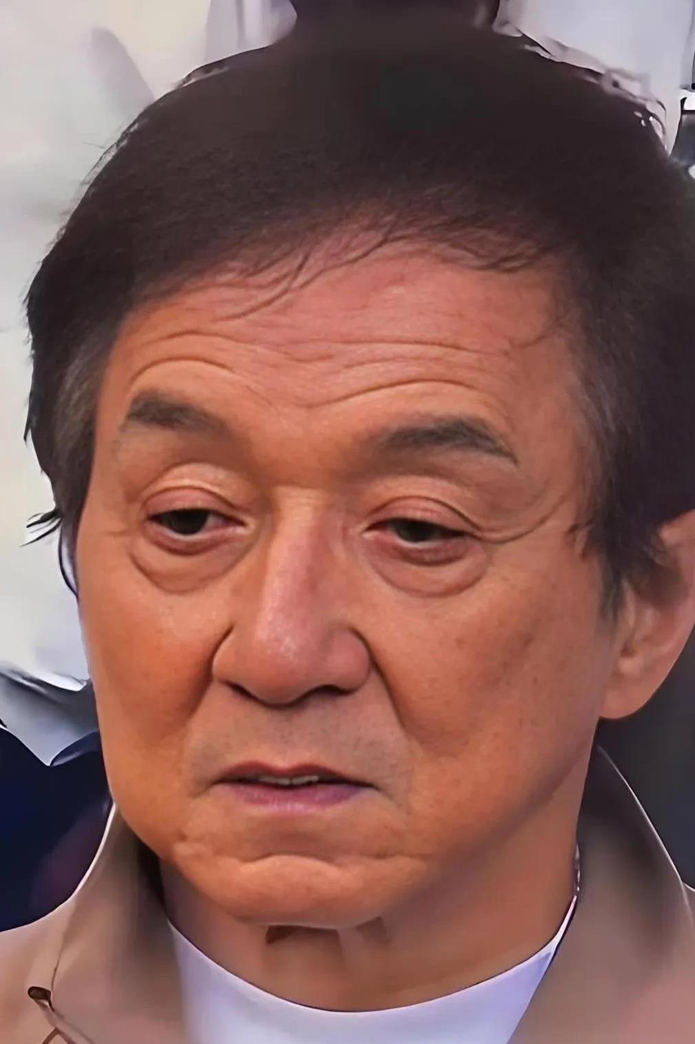 70多岁的成龙真诚坦言，这些年来，只顾着打拼事业，虽然事业有成，但是有一件事情最