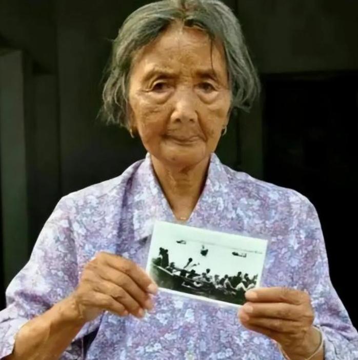 1949年，19岁的少女颜红英，划着一只小木船，载着24名解放军官兵渡过长江。激