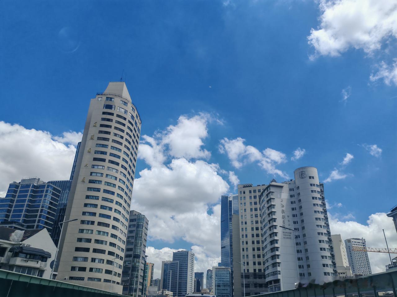 买房记。现在房价比之前降了，但对普通老百姓来说，还是高啊。本来还想买房的，现在