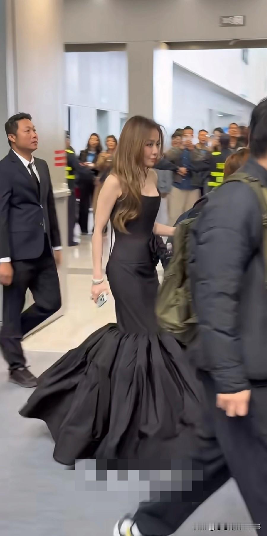 靓颖真是鱼尾裙的“天选之女”！这身造型美翻了，这么多年她真是越来越耀眼，人