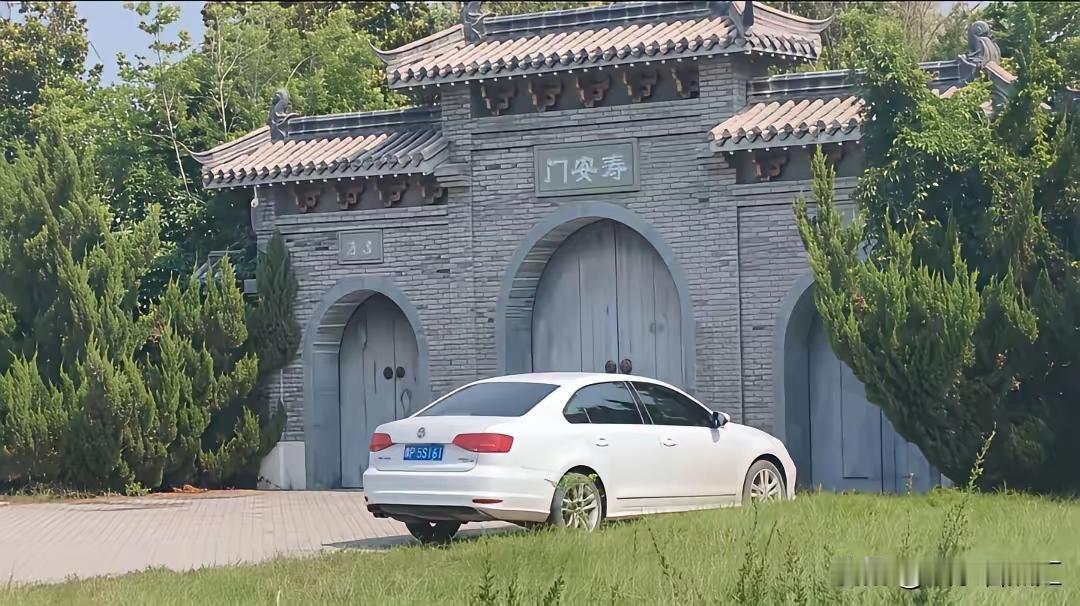许家印给父亲修的陵[赞][赞][赞]不过，四方框里加个人是是个什么字？？？为啥没