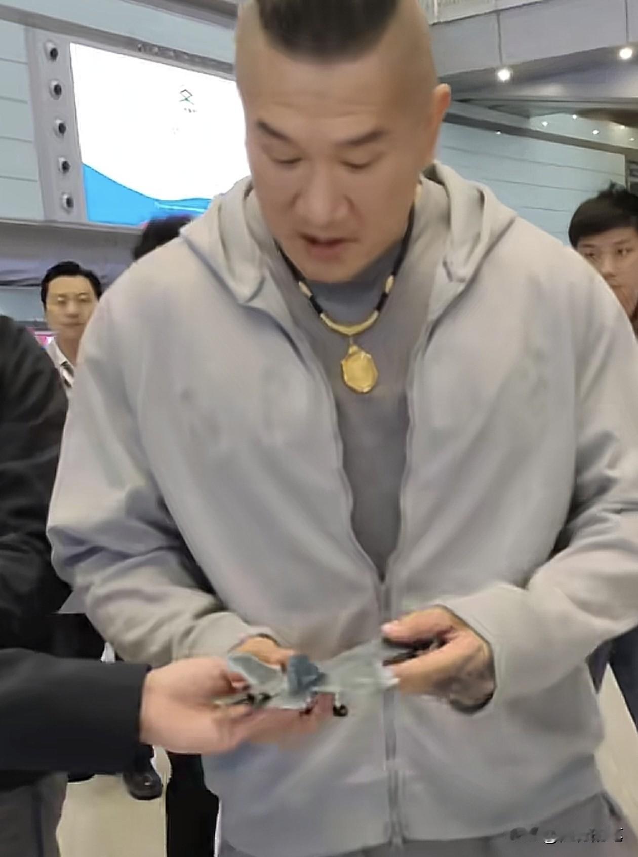 馆长抵达北京，大陆粉丝不仅热情，早早就在等待迎接馆长，而且还有粉丝非常大方有心思
